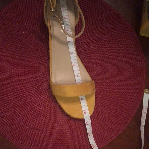 NWB forever yellow strap sandal in suede size 10 - Picture 10 of 14